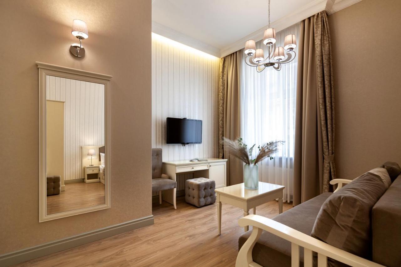 Royal Mini-Apart Hotel On Rynok Square Lwów Zewnętrze zdjęcie