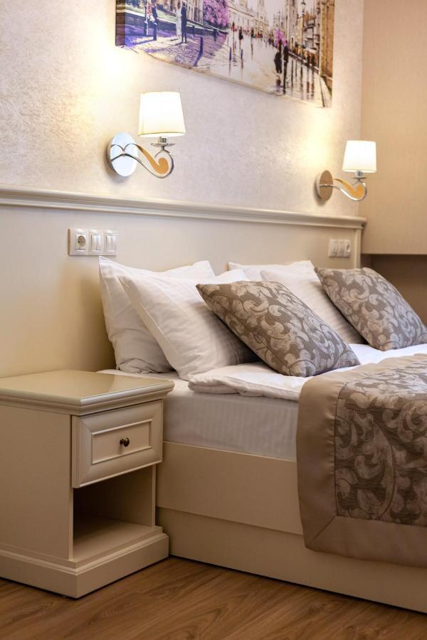 Royal Mini-Apart Hotel On Rynok Square Lwów Zewnętrze zdjęcie